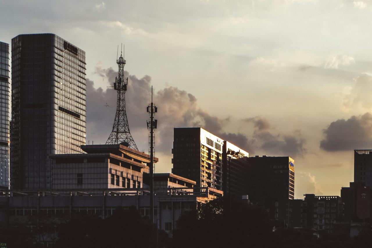 kota dengan gedung-gedung tinggi dan menara radio