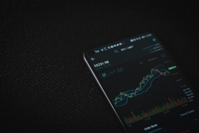 smartphone android hitam pada tekstil hitam