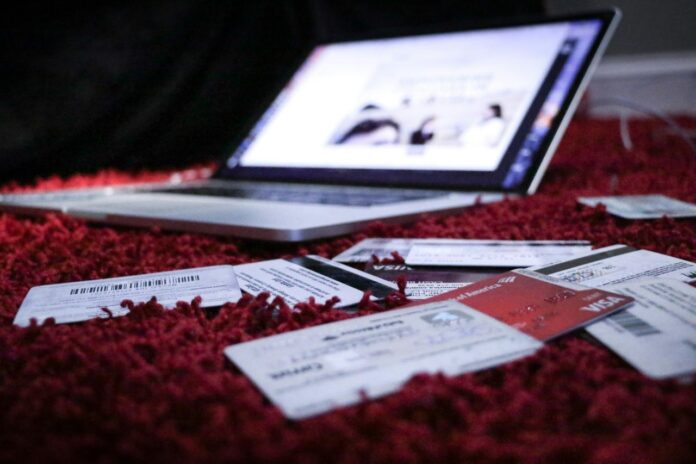 kertas printer putih di atas tekstil merah