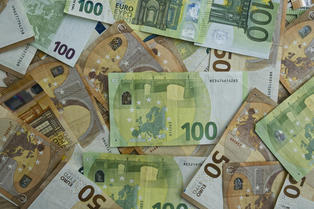 Uang kertas euro yang tersebar dengan denominasi 50 dan 100.