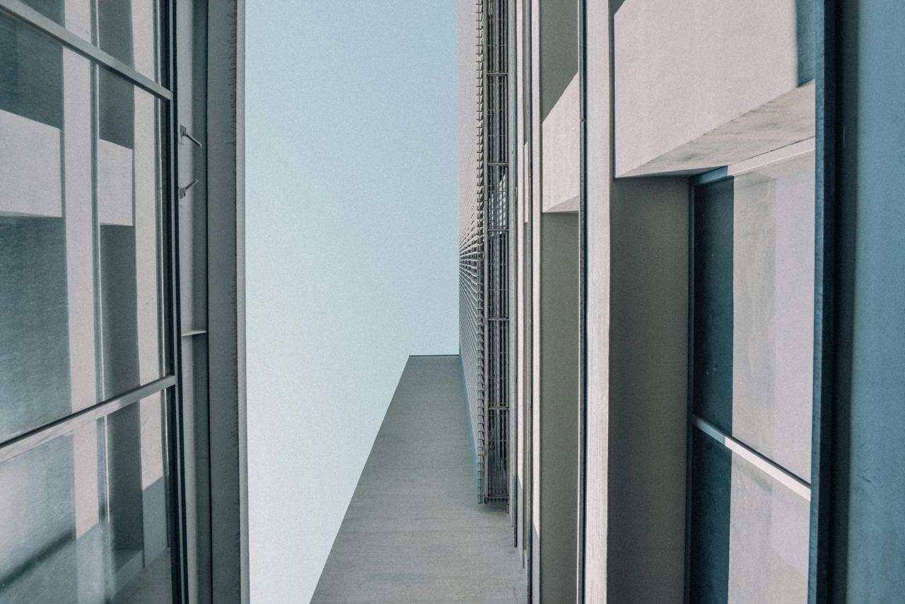 Melihat arsitektur bangunan modern melawan langit