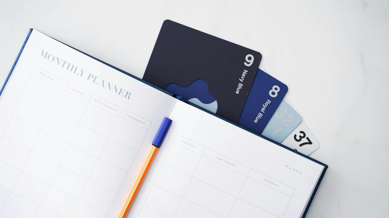 buku catatan dengan pena dan kartu kredit