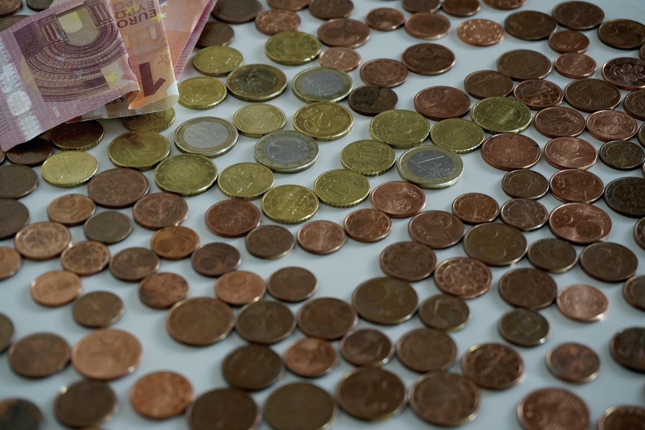 tumpukan koin yang duduk di atas meja